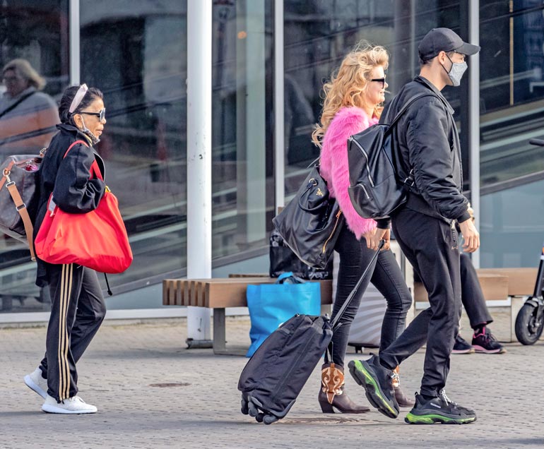 Erikalla oli jalassaan buutsit ja olalla Pradan laukku, Mert oli pukeutunut mustiin ja Nisa Soraya yritti pysyä kaksikon kintereillä.