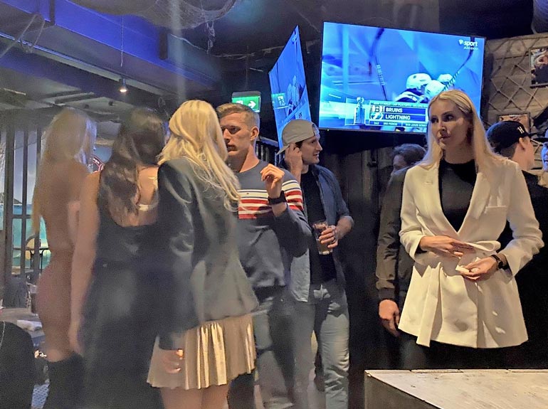 Jokereiden KHL-pelaajat parvelivat missifinalistien seassa innokkaina helsinkiläisessä ravintolassa.