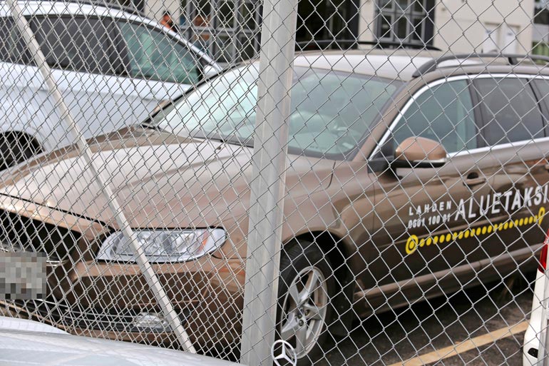 Nurmisen repsikan puolelta ojaan ohjaama taksi odottaa korjausta lahtelaisen autoliikeen pihassa. Auton etusäleikkö on kateissa, ja puskuriin on tullut ojaanajosta ruhjeita. Auto on poistettu tieliikenteestä toistaiseksi.