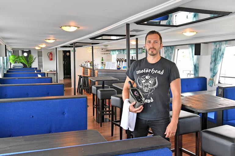 Antti on remontoinut Saimattaren ikkunanpuitteita myöten itse. – Tähän käsityöhön meni jokunen työtunti.