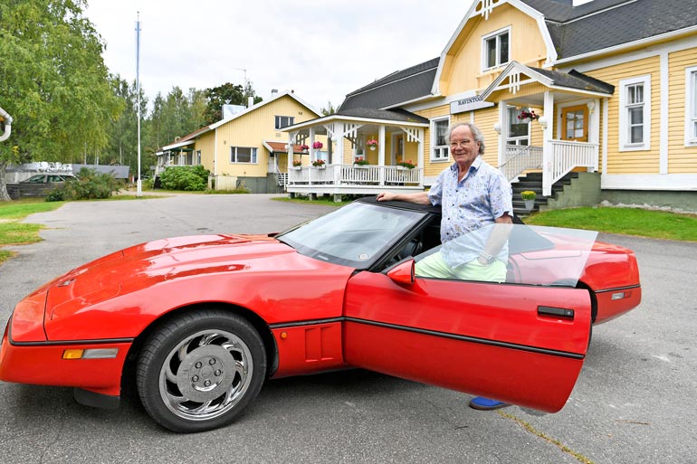 Pitäähän miehellä aito Amerikanrauta olla. Ekin punainen Corvette on vuodelta 1989.