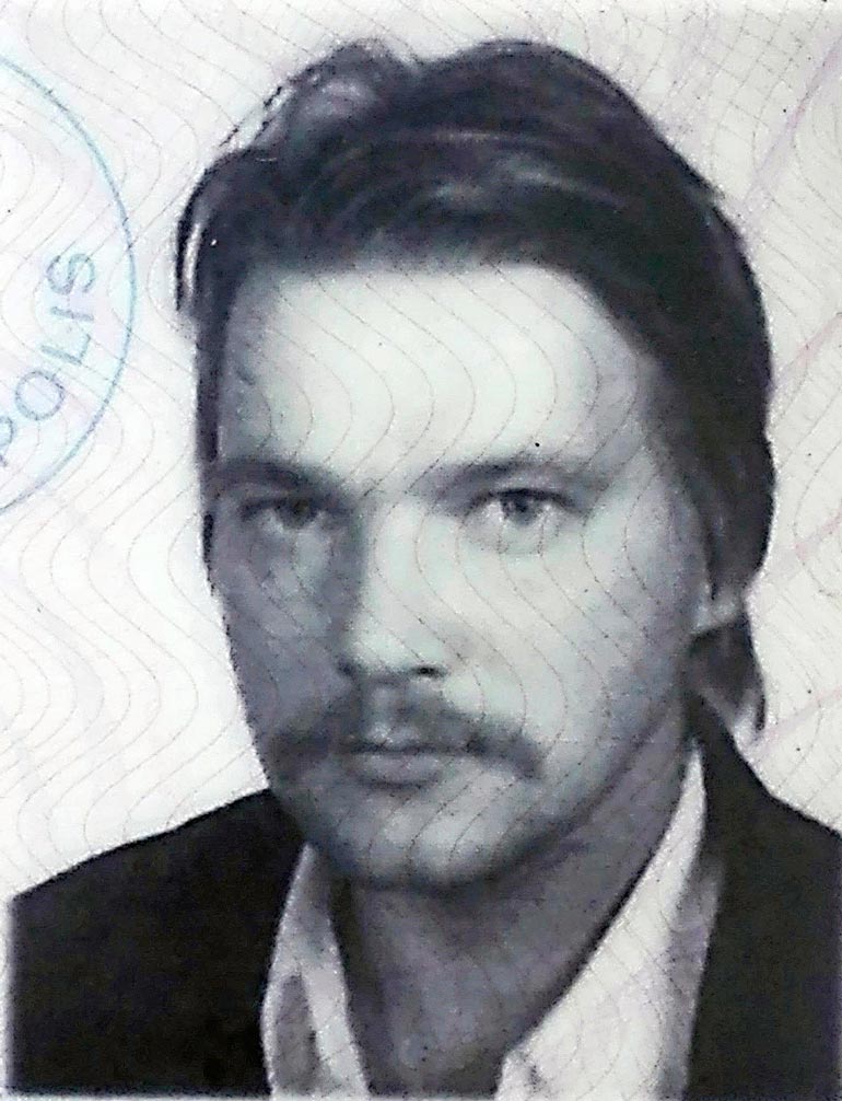 – Oon rauhaa rakastava ihminen, joka muuta sanoo, lyön turpaan, Markus tokaisee kirjassa. Ajokorttikuva vuodelta 1990.