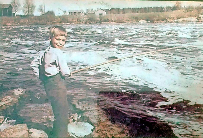 – Siinä sitä kasvettiin, niin ku 60-luvun lapset kasvo.Vähä niinkö omin päin, toteaa Markus kirjassa.