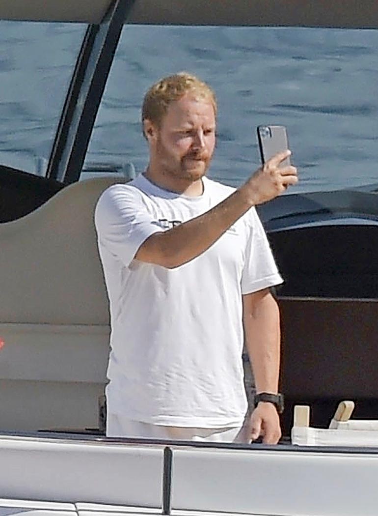 Aterian päätteeksi pariskunta keskittyi älypuhelimiinsa, ja Valtteri nappasi selfien.