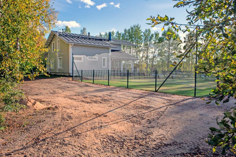 Sebastianin vaaleansininen huvila on kaksikerroksinen. Lätkätähti rakennutti pihalleen hiljattain tenniskentän.