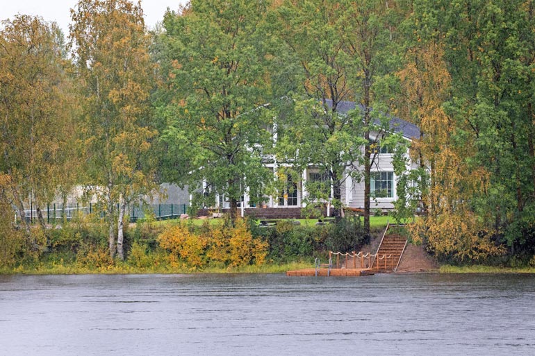 Upea huvila sijaitsee paraatipaikalla, ohivirtaavan Oulujoen rannalla.