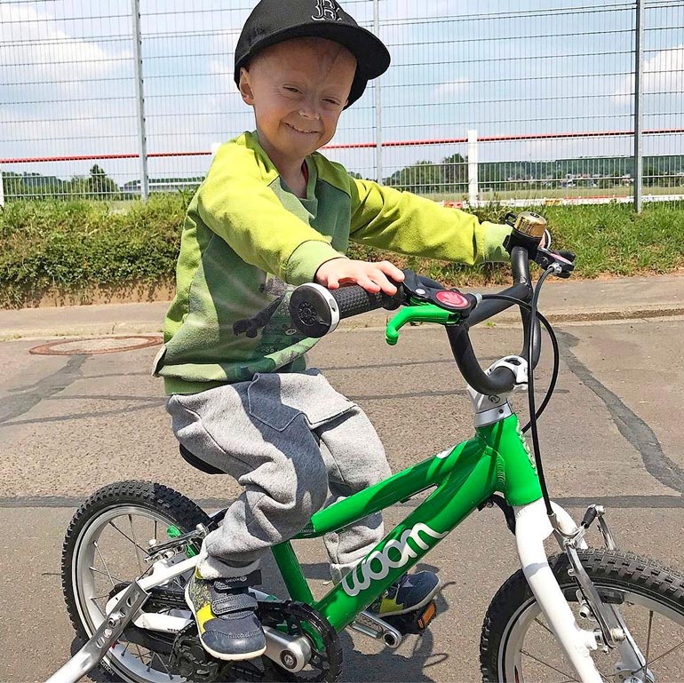 Vaikka pieni Luke ikääntyy kymmenkertaisella nopeudella, hänen vanhempansa yrittävät taistella julmaa aikakelloa vastaan.