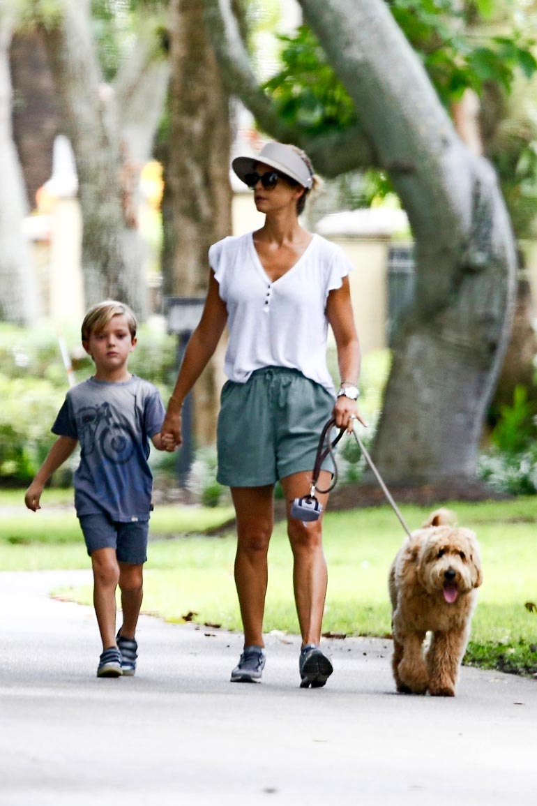 Prinsessa Madeleine ja prinssi Nicolas ulkoiluttivat Teddy-hauvaansa Floridassa.