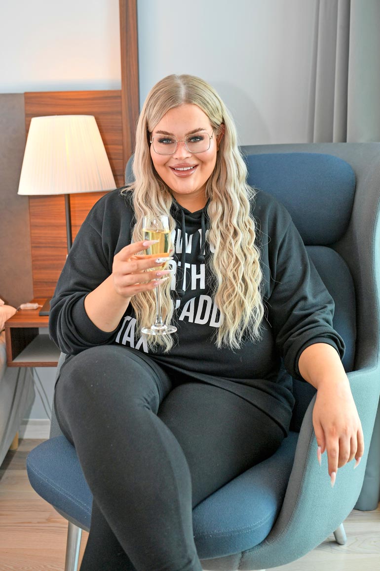 Poissaolo töistä vaikutti yrittäjän tuloihin. Henny on kuitenkin huomannut suotuisan ilmiön: ihmiset haluavat käyttää nyt enemmän rahaa kampaamopalveluihin.