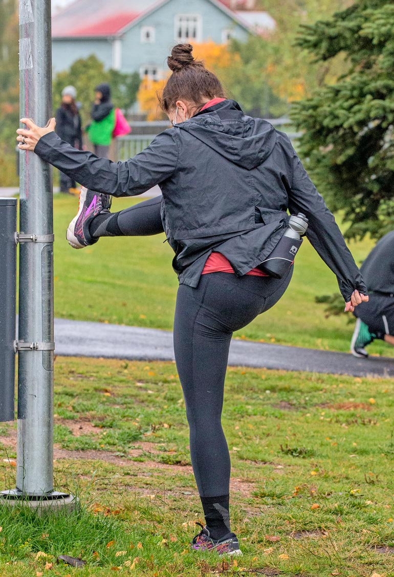 Ennen juoksua Suvi lämmitti kehonsa reippaalla jumpalla.