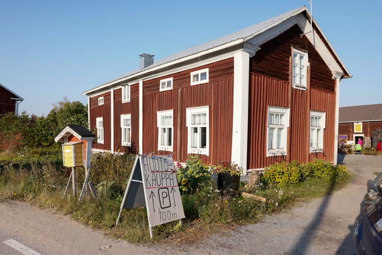 – Myymällä pari Juhanin veistosta saisimme tämän talon hinnan kasaan, mutta tuntuu, että ei ole sellaisia ostajia, Leila sanoo.