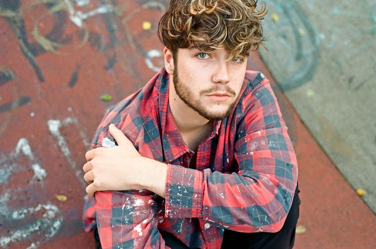 Nuorella ja komealla Lucaksella on levytyssopimus Sony Musicin kanssa. Lucas on julkaissut yhden albumin ja toinen on työn alla.