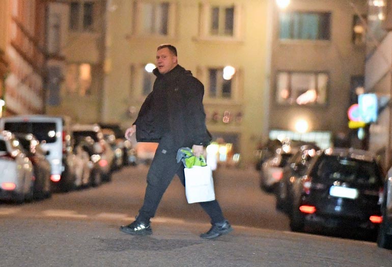 Paparazzin yllätykseksi Samuli suunnisti kuherteluidensa jälkeen kaverinsa luokse yökylään.