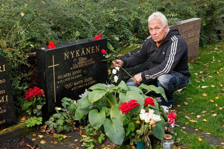 Kai Merilä Matti Nykäsen haudalla.
