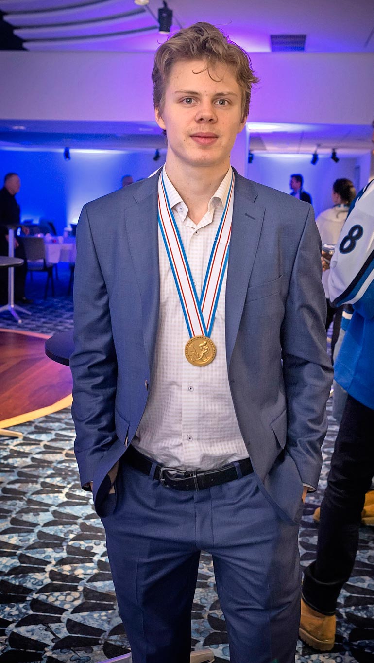U20-kultamitalimies Kasperi on myös ulkoisilta puitteiltaan monen äidin unelmavävy.