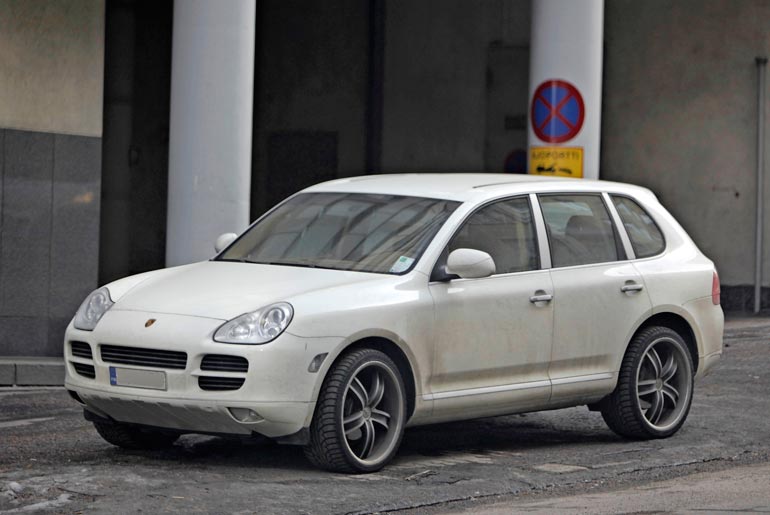 Tällä Stefun Porschella humalainen Didem jäi poliisin haaviin. Avaimet oli antanut Stefu itse.