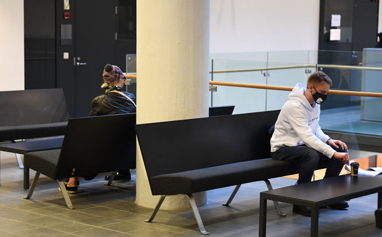 Susanna Indrén ja Samuli oikeudessa