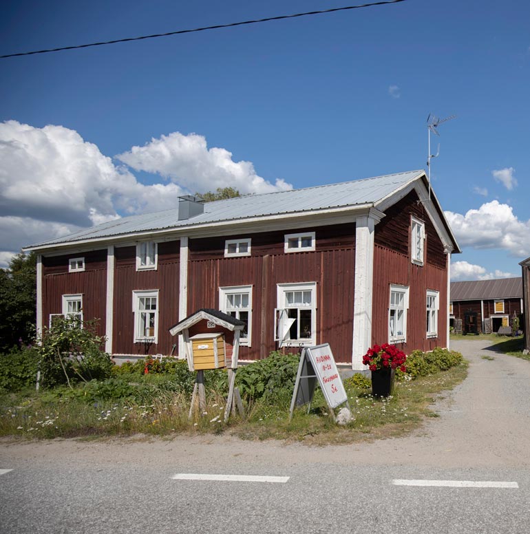 Juhani ja Leila Palmu ovat huojentuneita, että saavat jäädä asumaan kotiinsa.