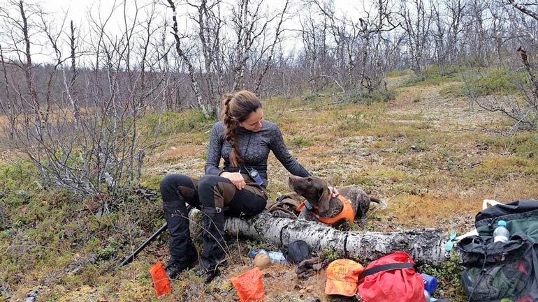 Nelisen vuotta erästelyä harrastanut Satu nautti kuksallisen kuumaa Lapin ruskaretkellä.