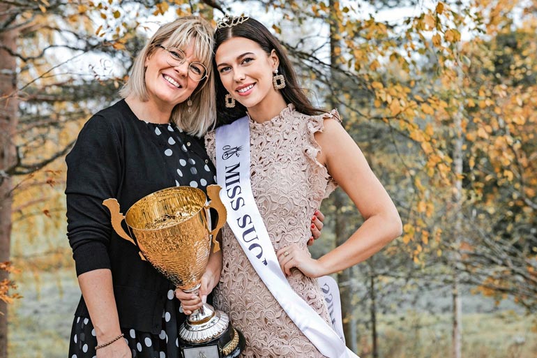 – Viivi on positiivinen ja sydämellinen tyttö, Kati kuvailee. Miss Suomi opiskelee yhteiskuntatieteitä ja on kiertänyt paljon maailmaa.