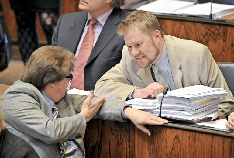 Keskustan kansanedustajat Mikko Alatalo ja Pertti Salovaara eduskunnan täysistunnossa 2008.