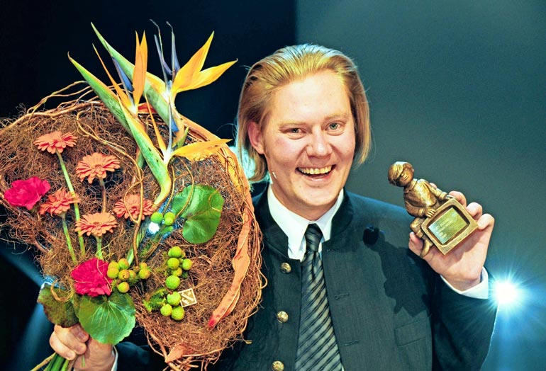 Äänestään tunnettu Pertti on voittanut lukuisia tv- ja radioalan palkintoja. Telvis-gaalassa vuonna 2000 Pertti valittiin suosituimmaksi radioääneksi.