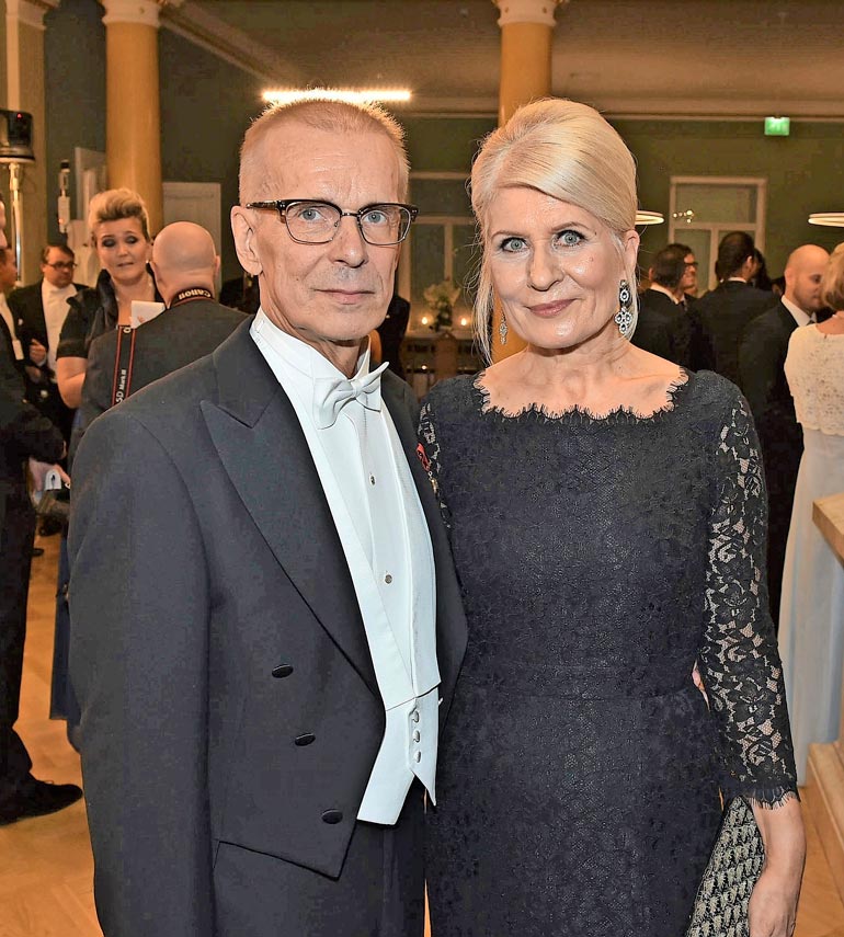 – Isovanhemmuus tuli hyvään kohtaan elämääni. Aika monesti omat lapset menevät vähän nielaistuna, nyt on heidän lapsilleen aikaa, näyttelijä tuumii. Jukka ja Anneli Puotila ovat olleet naimisissa vuodesta 1983.