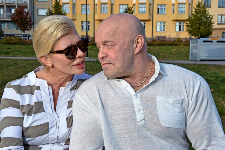 Oma mies Tapani Valkonen on tukenut Tiinaa vaikeuksien keskellä. – Kiitos, Tape, Tiina sanoo.