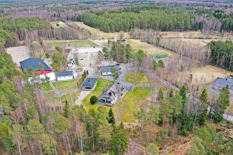 Hangon hevostalleilla on maksamatta 5 900 euron rakennuslasku.
