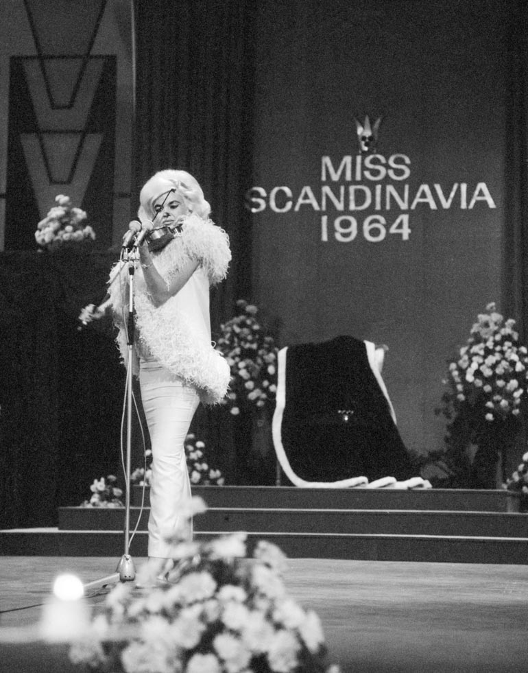Suomalaiset miehet säntäsivät ihmettelemään seksipommia, kun tämä esitteli viulunsoitto- taitojaan Helsingissä kovaa korvausta vastaan 56 vuotta sitten.