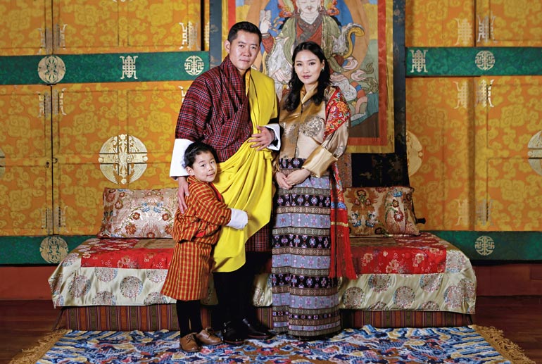Bhutanin kuningasparilla on kaksi poikaa, neli- ja puolivuotiaat Jigme-etunimiset lapset kuten isäkin on.