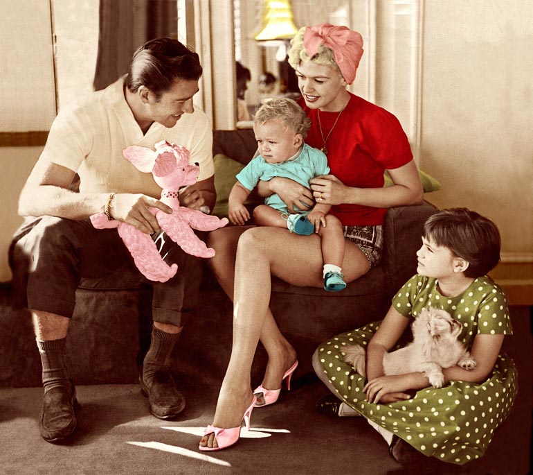 Jaynen toinen aviomies Mickey Hargitay oli Mr. Universe vuosimallia 1955. Häitä pidettiin aikanaan julkisuustemppuna, sillä vihkiminen tapahtui lasikappelissa.