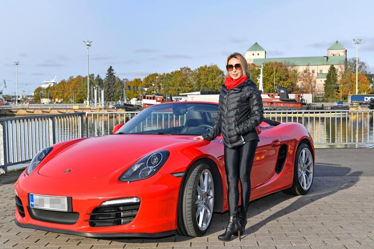 50 vuotta täyttävä Nadja Sukari sai miljonäärimieheltään syntymäpäivälahjaksi Porschen. Kaksipaikkaisessa tykissä piisaa hevosvoimia enemmän kuin tarpeeksi.