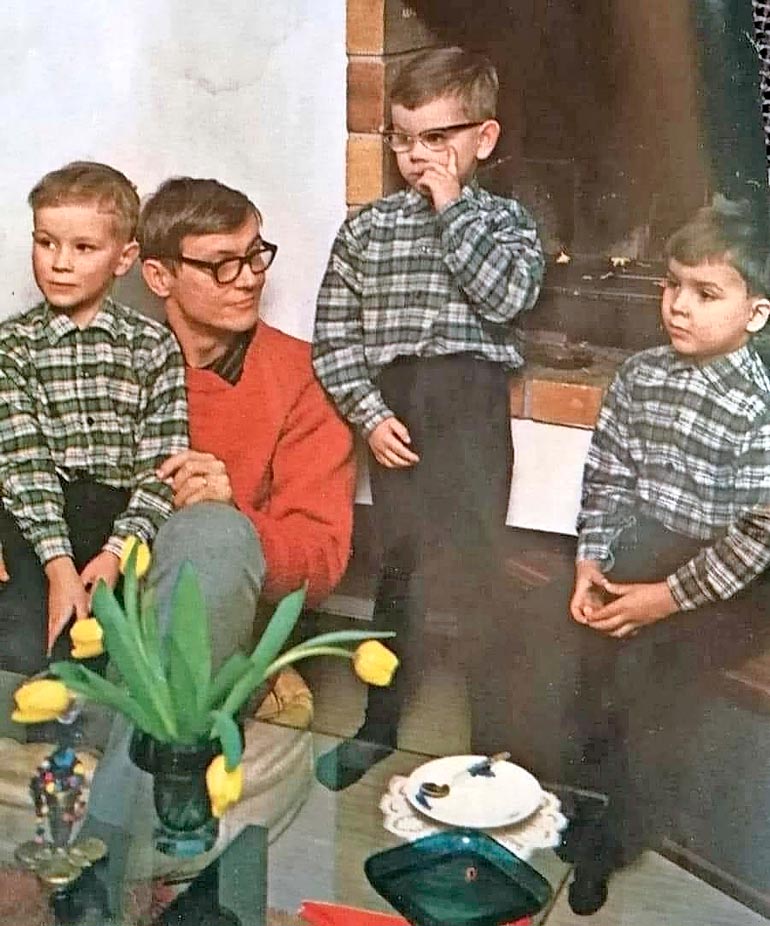 Isä ja pojat ryhmäkuvassa 1967: vasemmalla Ilkka, Juha-isä, Sami ja Kalle. Vainion viisilapsisen sisarparven tyttäret ovat Kati ja Suvi.