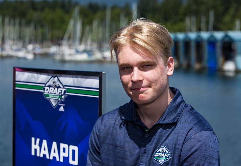 Kaapo Kakosta tuli viimeistään viimevuotisen Leijonien MM-kullan myötä koko kansan juhlittu kiekkosankari. Tällä hetkellä 190-senttinen charmantti TPS-kasvatti pitää kuntoaan yllä kotikaupungissaan Turussa.