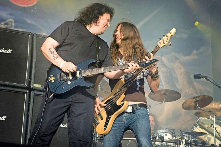 Timo soitti vielä vuonna 2007 Stratovarius-yhtyeessä. Kuvassa myös basisti Lauri Porra, joka ei liity Timon rikosepäilyyn.