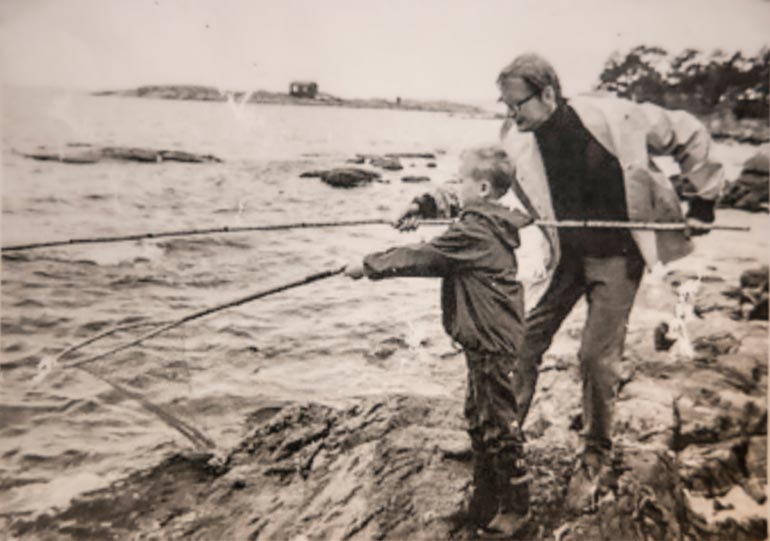 Isä ja poika ongella. – Pääsin jo lapsena isän mukana myös keikoille. Ford Galaxiella ajeltiin Irwinin ja Juhan kesäkiertueella 1966 pitkin Suomea, Ile muistelee.