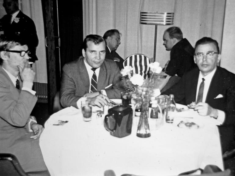 – Tangokuninkaat Teatteri Grillissä, Juha Vainio kirjoitti tämän kuvan yhteyteen. Junnu (vas.) oli juhlimassa Eino Grönin ja Olavi Virran kanssa Helsingissä 15.10.1965.