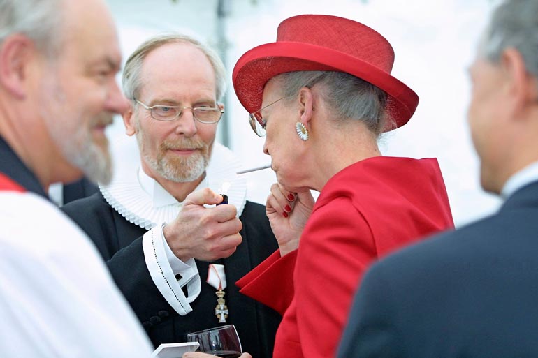 Margareeta on lipsunut oikeuden päätöksestä pari kertaa ja polttanut julkisesti. Tulta voi pummata vaikka papilta.