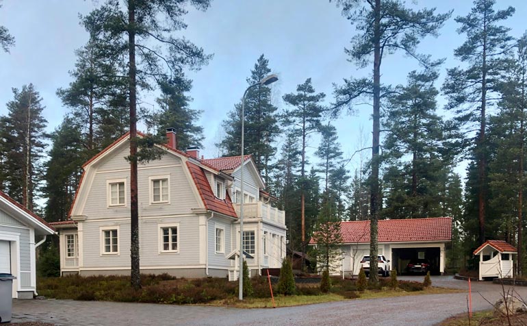 Avioparin arki kuluu nykyisin Nurmijärvellä tässä luksuslemmenpesässä.