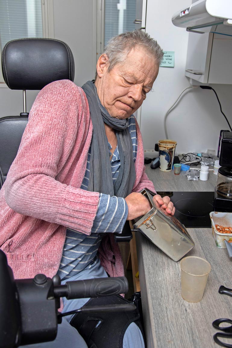 Polio on vienyt Ollilta liikuntakyvyn lähes täysin. – Pystyn käymään pikkuasioilla kaupassa, mutta kahvin keittämiseen ja kaikkeen muuhun melkein tarvitsen avustajan.