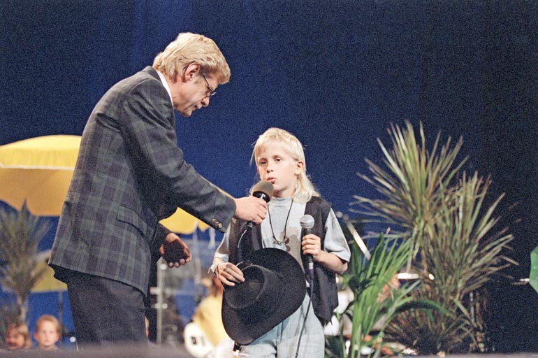 Katsojat muistavat Sepon sydämellisenä juontajana. Konsta voitti kisan vuonna 1994 Sammy Babitzinin kappaleella Daa-da daa-da.