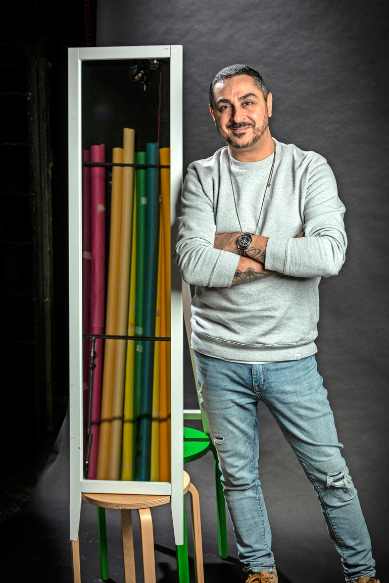 Arman Alizad on keskittynyt poikkeuksellisena koronavuonna Pohjantähden alla -sarjansa kuvauksiin. Siinä hän tutkii muun muassa erikoisia naapuririitoja Hannu Karpon hengessä.