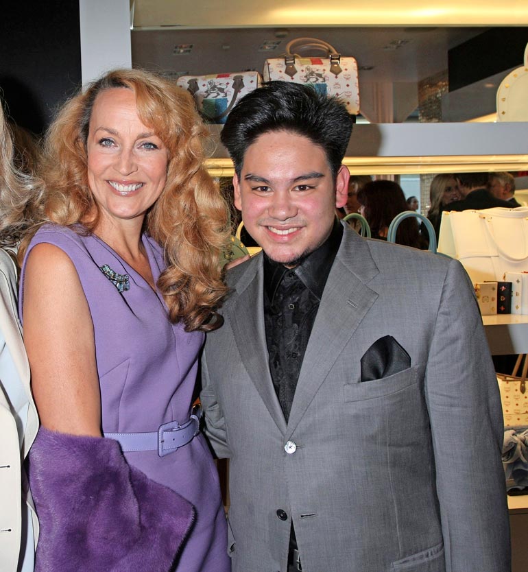 Perheettömällä Azimilla oli omaisuutta noin viisi miljardia euroa. Yksi hänen lähipiiriläisistään oli Jerry Hall.