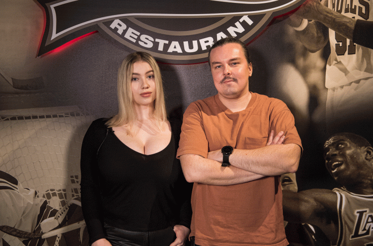 Pasha Podzniakova ja Eetu Ampuja vetelivät huiviin Hookin maistuvia mutta sitäkin tulisempia siipiä.