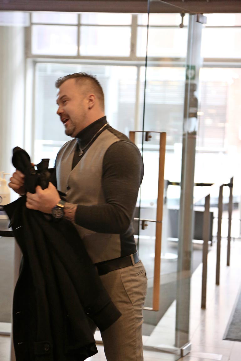 Tangoprinssi saapui käräjille samaan aikaan Claran kanssa. – Eri autoilla tultiin, Heikki kommentoi nopeasti ohi kävellessään.