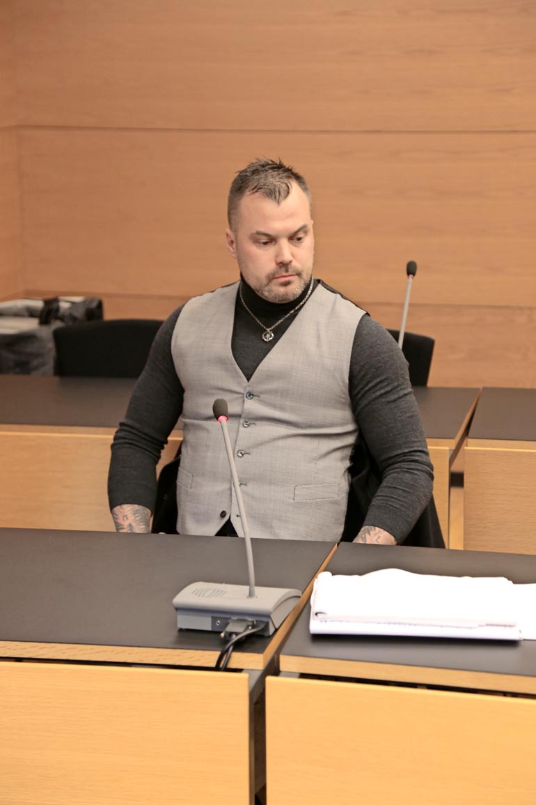 Syyttäjä hakee Heikki Koskelolle kahdesta pahoinpitelystä ja laittomasta uhkauksesta ehdollista vankeutta. Tangoprinssi istui vakavana Helsingin käräjäoikeudessa viime torstaina.