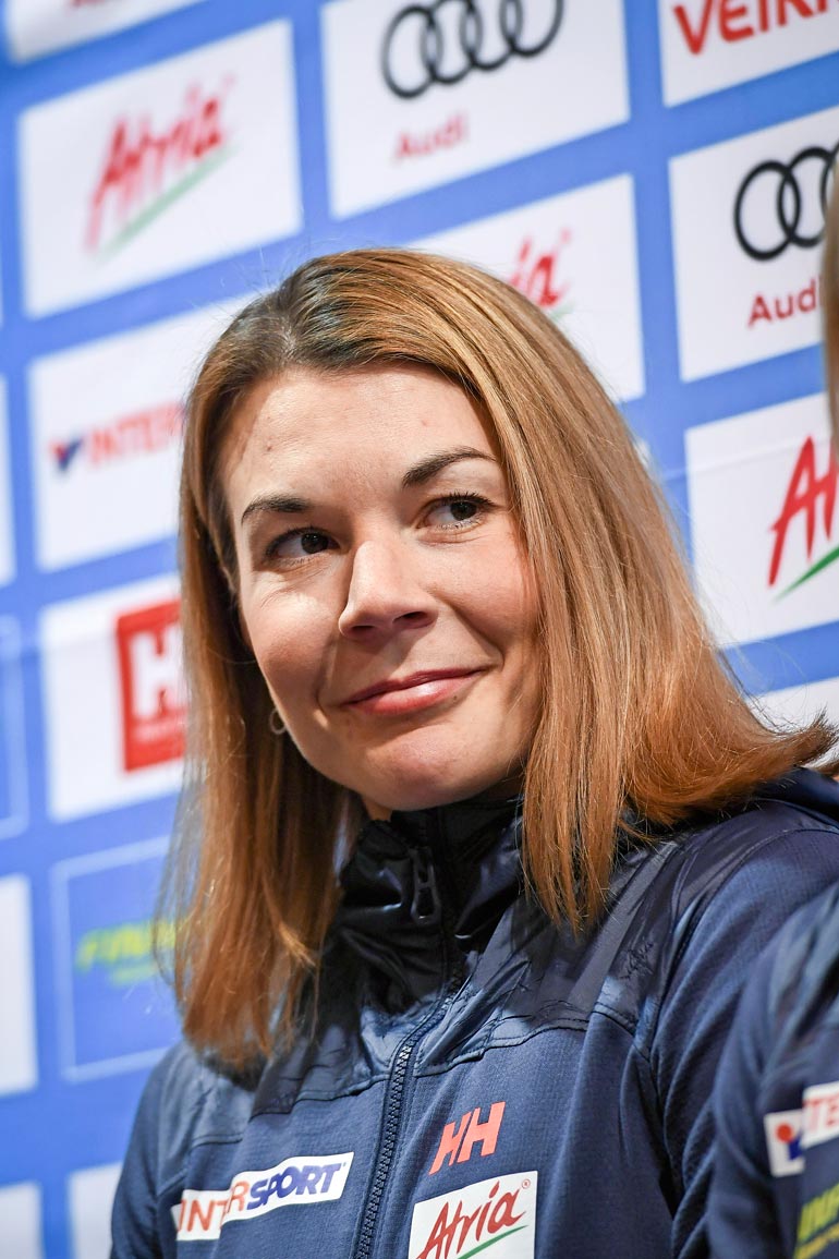 Mona-Liisa Nousiainen saavutti menestystä hiihtäjänä muun muassa nuorten MM-kisoissa. Hänet tunnettiin myös harmonikansoittajana.