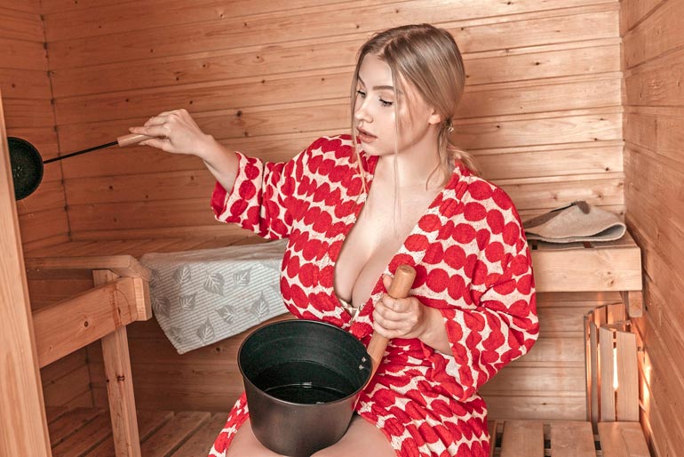 Pasha Pozdniakovan arvokaksion sydän on luonnollisesti sauna. – En voisi ikinä muuttaa asuntoon, jossa ei pääse löylyttelemään, hän tuumii Marimekon kylpytakissaan.