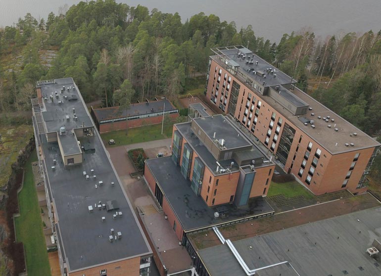 – Tämä on kuin amfiteatterin lehtereillä asuisi, muuan Stefun naapureista harmittelee.
